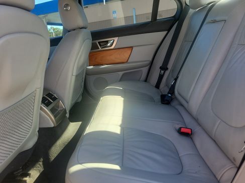 Used 2010 Jaguar XF Luxury RWD image 8