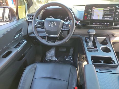 Used 2021 Toyota Sienna XSE w/ XSE Plus Package image 11