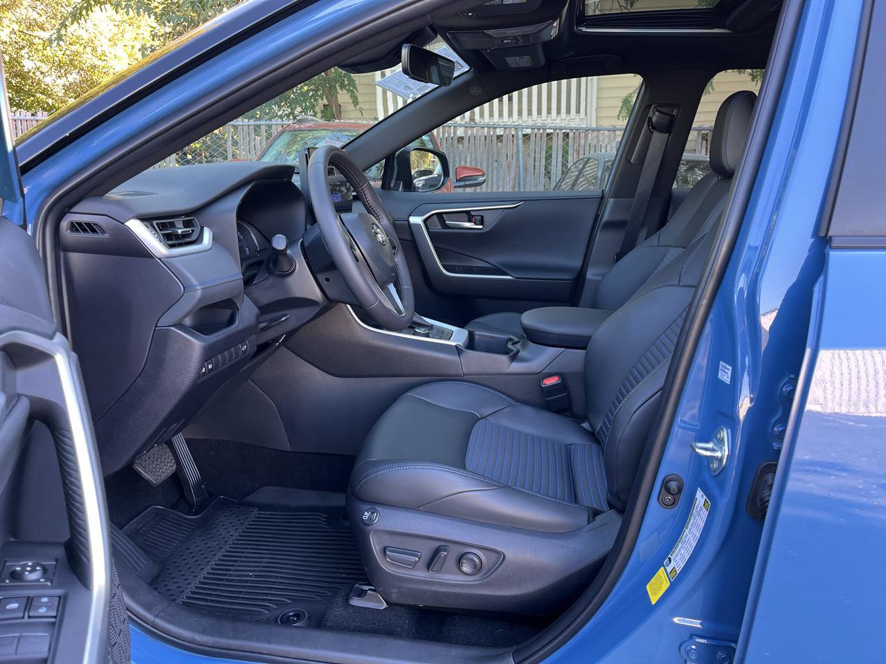 Used 2025 Toyota RAV4 XSE AWD/4WD image 4