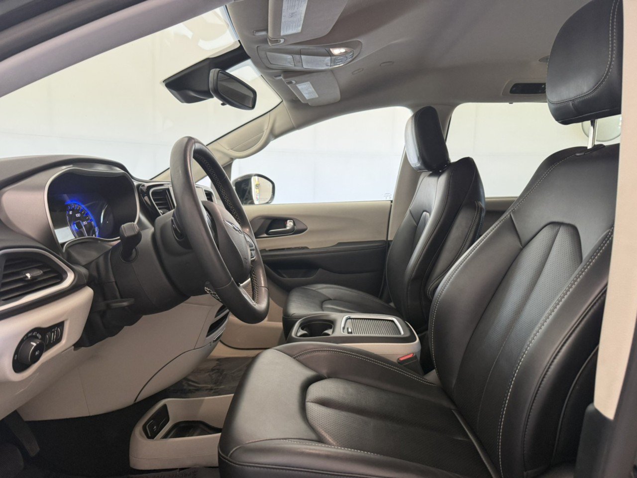 Used 2024 Chrysler Pacifica Touring-L FWD image 15