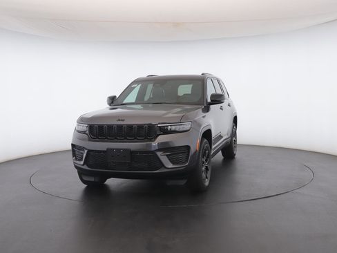New 2025 Jeep Grand Cherokee Altitude image 39