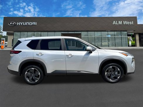 Used 2025 Nissan Rogue SV FWD image 4
