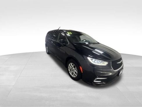 Used 2023 Chrysler Pacifica Touring-L FWD image 5