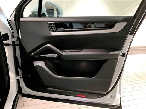 Used 2025 Porsche Cayenne image 26