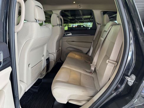 Used 2019 Jeep Grand Cherokee Laredo AWD/4WD image 31