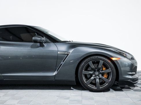 Used 2009 Nissan GT-R Premium image 3
