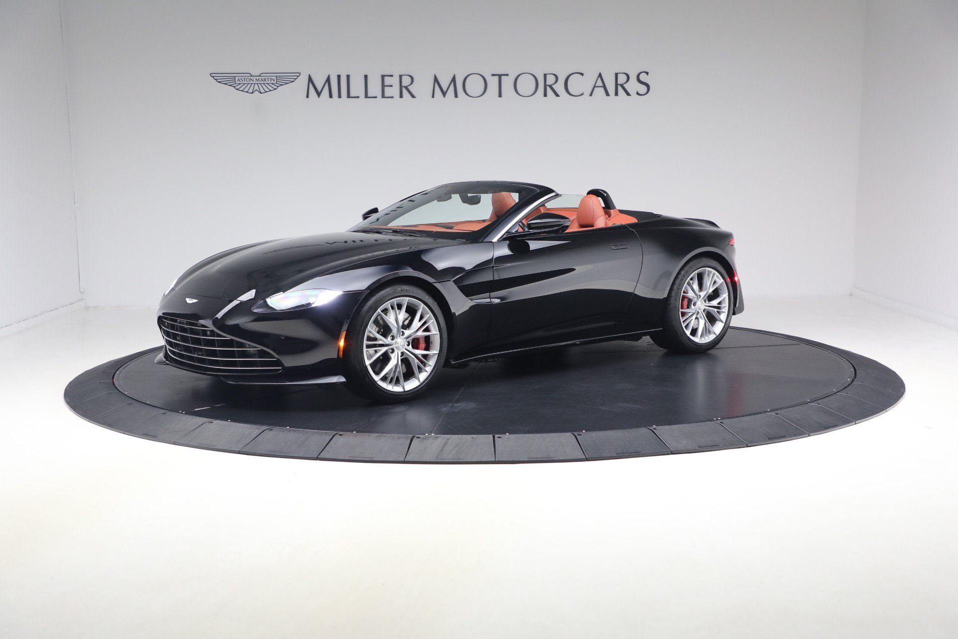 Used 2021 Aston Martin V8 Vantage Roadster RWD image 2