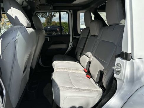 Used 2022 Jeep Wrangler Unlimited Sahara image 17