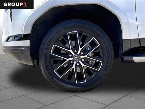 Used 2024 Lexus GX 550 w/ Accessory Package (Z1) AWD/4WD image 9