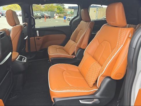 Used 2025 Chrysler Pacifica Pinnacle FWD image 10