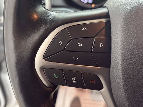 Used 2020 Jeep Grand Cherokee Altitude AWD/4WD image 9