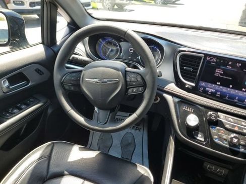 Used 2025 Chrysler Pacifica Limited FWD image 18