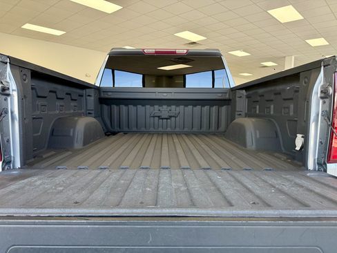 Used 2022 Chevrolet Silverado 1500 Custom RWD image 9