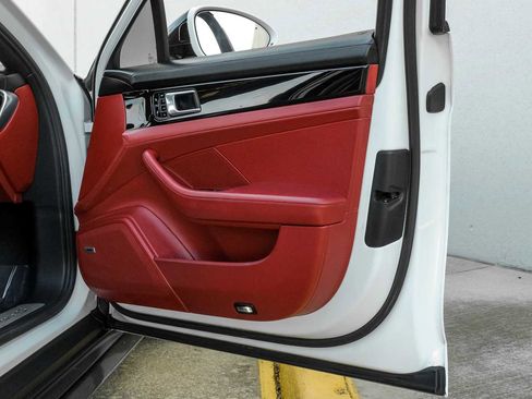 Used 2018 Porsche Panamera 4S image 60