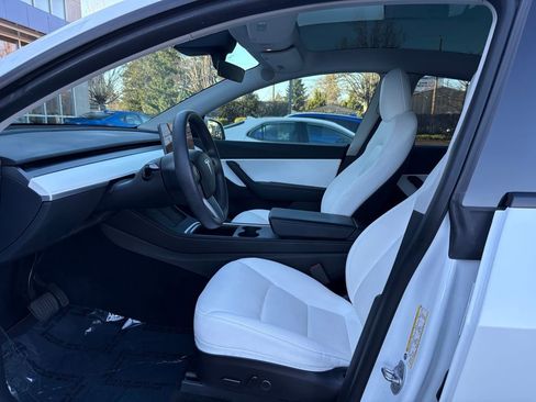 Used 2022 Tesla Model Y Long Range image 12