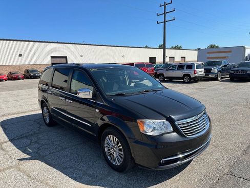 Used 2014 Chrysler Town & Country Touring-L FWD image 7