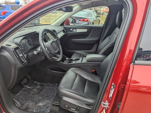 Used 2021 Volvo XC40 T4 Momentum image 9