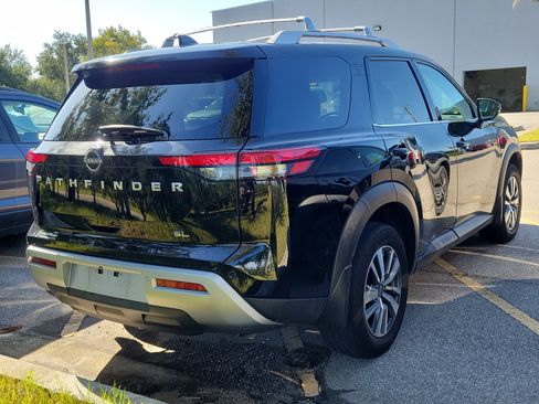 Certified 2025 Nissan Pathfinder SL FWD image 3