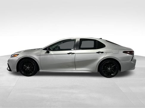 Used 2022 Toyota Camry SE image 2