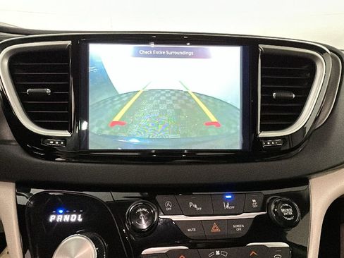 Used 2024 Chrysler Pacifica Touring-L FWD image 27