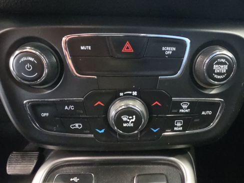 Used 2018 Jeep Compass Latitude w/ Popular Equipment Group FWD image 22