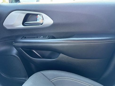 Used 2024 Chrysler Pacifica Touring image 24