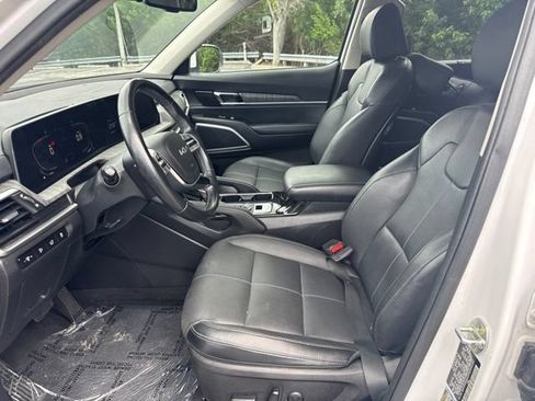 Used 2023 Kia Telluride EX w/ EX Captain's Chair Package FWD image 9