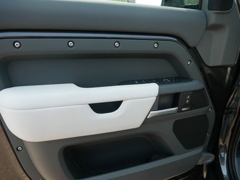 New 2025 Land Rover Defender 110 X-Dynamic SE image 4