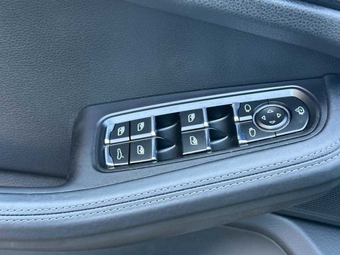 Certified 2025 Porsche Macan image 13