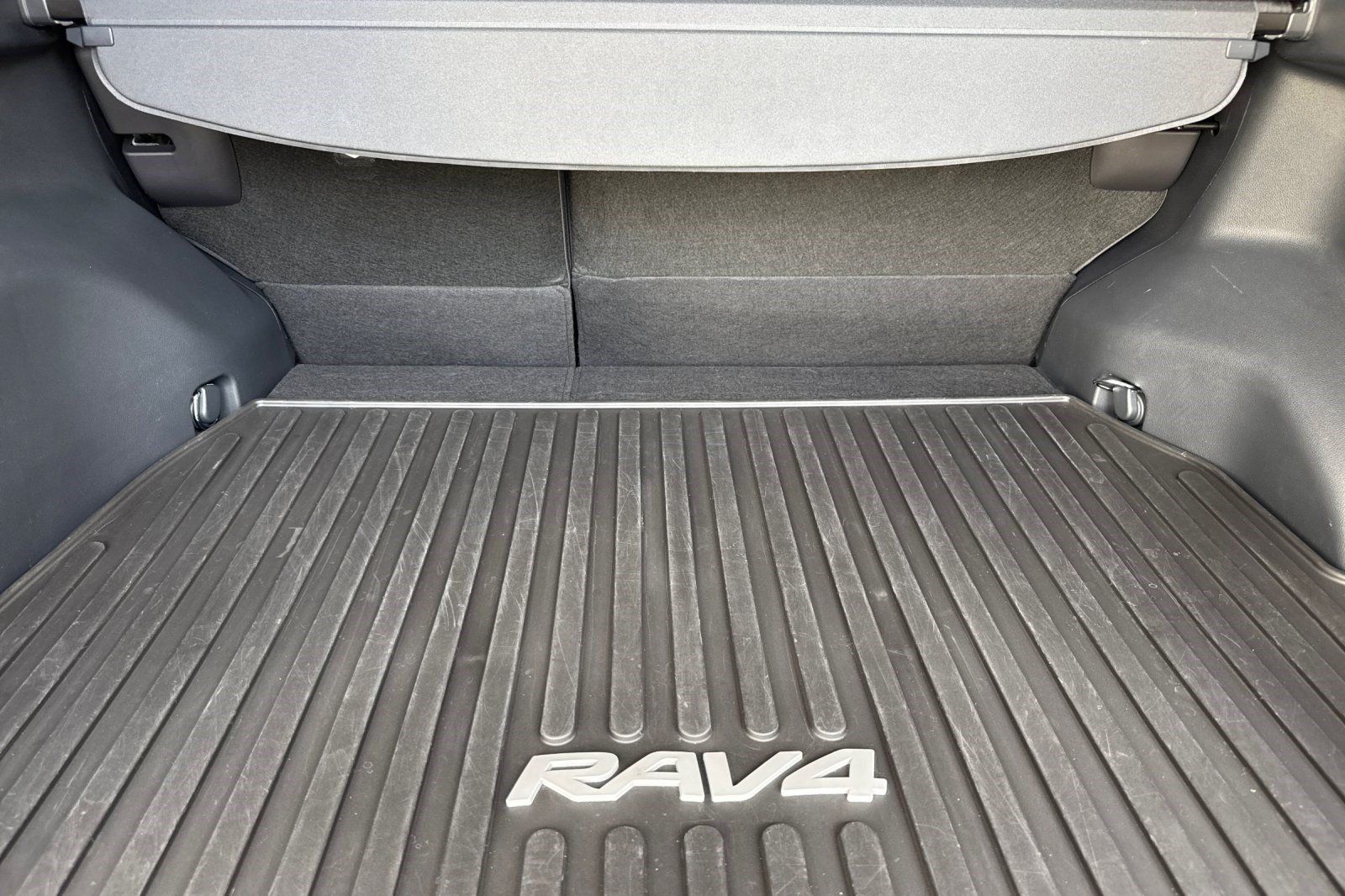 Used 2024 Toyota RAV4 LE AWD/4WD image 19