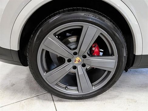Used 2024 Porsche Cayenne S AWD/4WD image 13