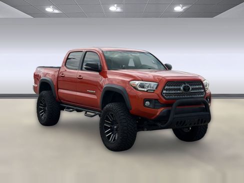 Used 2017 Toyota Tacoma TRD Off-Road w/ Tow Package (A/T) AWD/4WD image 7