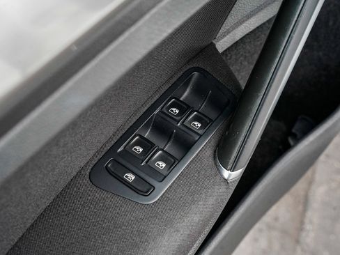 Used 2016 Volkswagen e-Golf SE w/ DC Fast Charging Package image 10