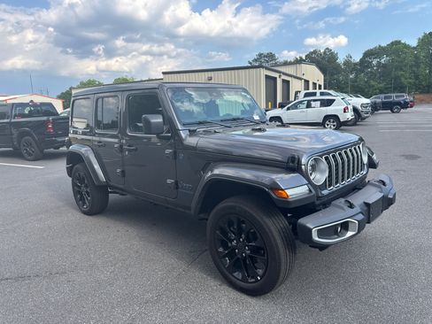 Used 2025 Jeep Wrangler Unlimited Sahara w/ Safety Group AWD/4WD image 4