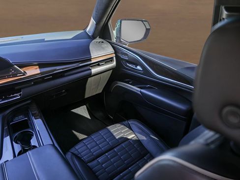 Used 2023 Cadillac Escalade Sport Platinum w/ LPO, ONYX Package image 31