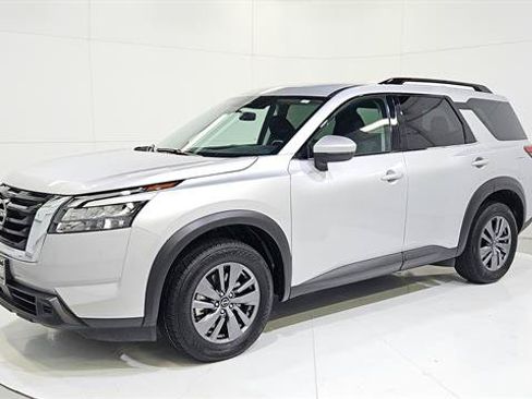 Certified 2025 Nissan Pathfinder SV FWD image 3