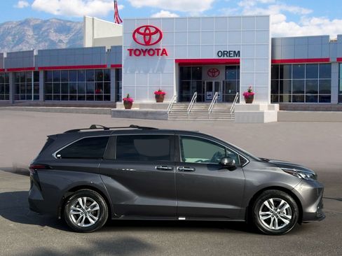 Used 2025 Toyota Sienna XLE w/ XLE Plus Package AWD/4WD image 3