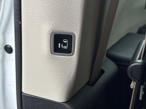 Used 2023 Chrysler Pacifica Touring-L FWD image 19