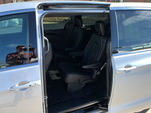 New 2026 Chrysler Pacifica Select AWD/4WD image 21