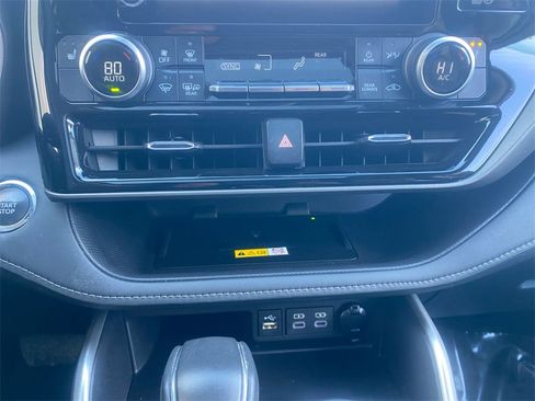 Used 2023 Toyota Highlander XLE image 28