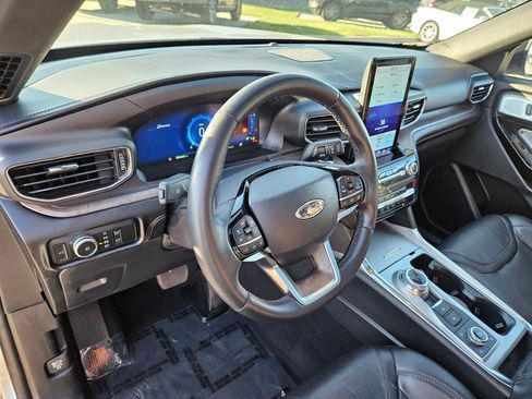 Used 2023 Ford Explorer Platinum w/ Technology Package AWD/4WD image 17