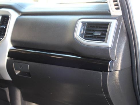 Used 2019 Nissan Titan SV image 16