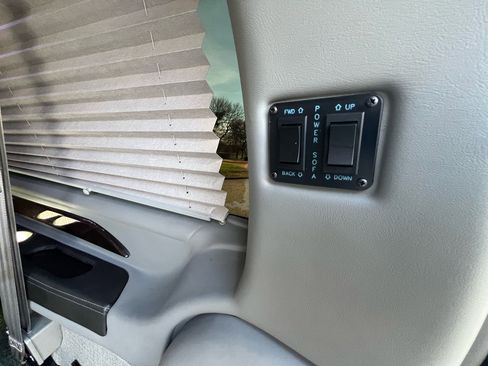 Used 2022 Chevrolet Express 2500 Extended w/ Enhanced Convenience Package image 39