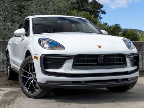Certified 2025 Porsche Macan AWD/4WD image 9