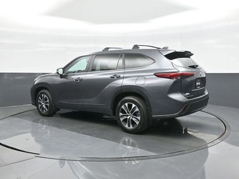 Used 2023 Toyota Highlander XLE AWD/4WD image 5