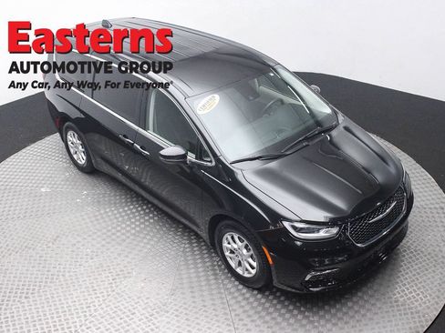 Used 2023 Chrysler Pacifica Touring-L FWD image 3