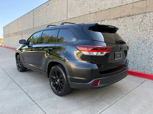 Used 2019 Toyota Highlander SE w/ Nightshade Edition FWD image 4