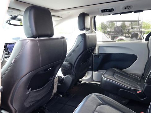 Used 2022 Chrysler Pacifica Limited FWD image 16