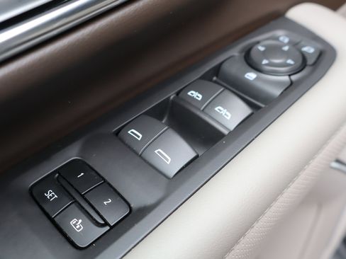 Used 2024 GMC Yukon SLT RWD image 14