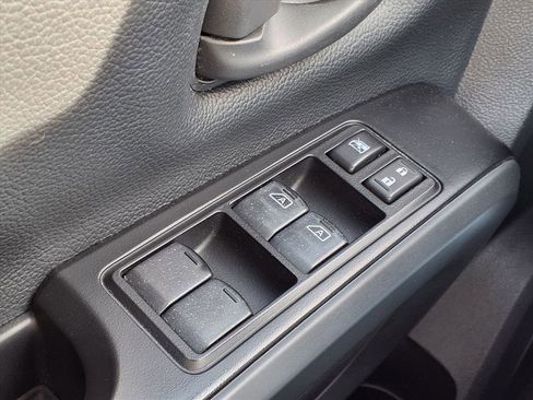 Used 2017 Nissan Titan S image 9